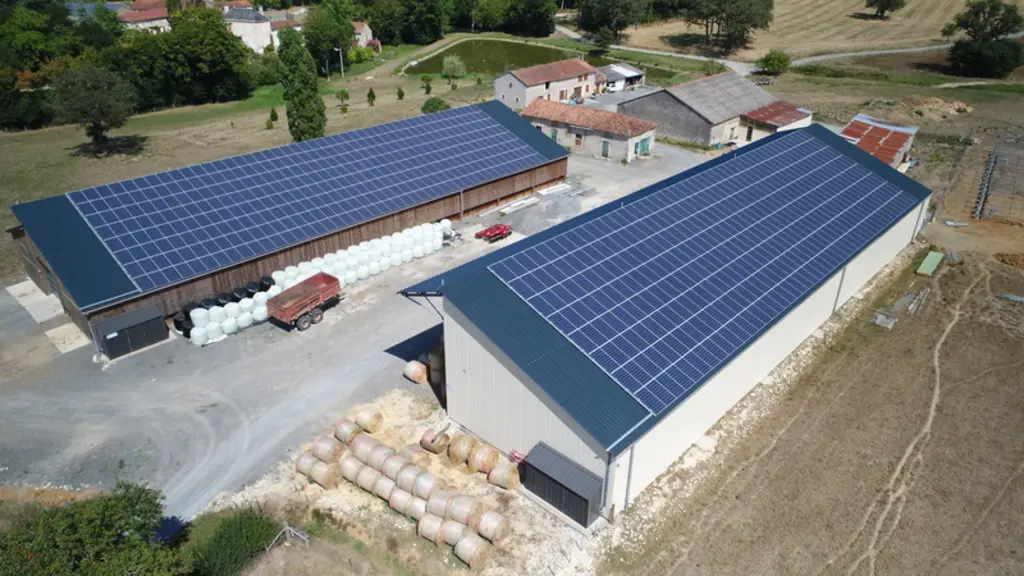 David Sarlat et Hervé de Monvallier, les associés de l’EARL  «  Le coût global de la bergerie revient à 280 euros par brebis logée ». © DR