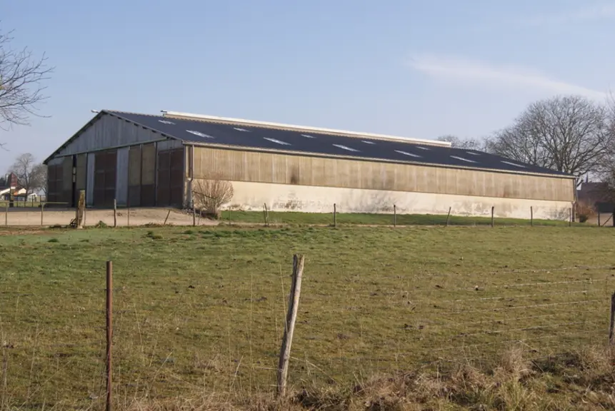 La bergerie construite en 1998 dispose de deux couloirs d'alimentation. © J.-M. Bidoire