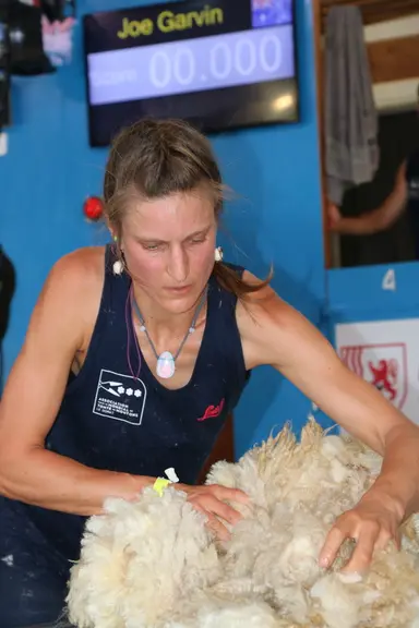 Moins connu que la tonte, l’épreuve du tri de laine fait appel à la dextérité, à la rapidité et à la bonne connaissance de la laine afin de former les