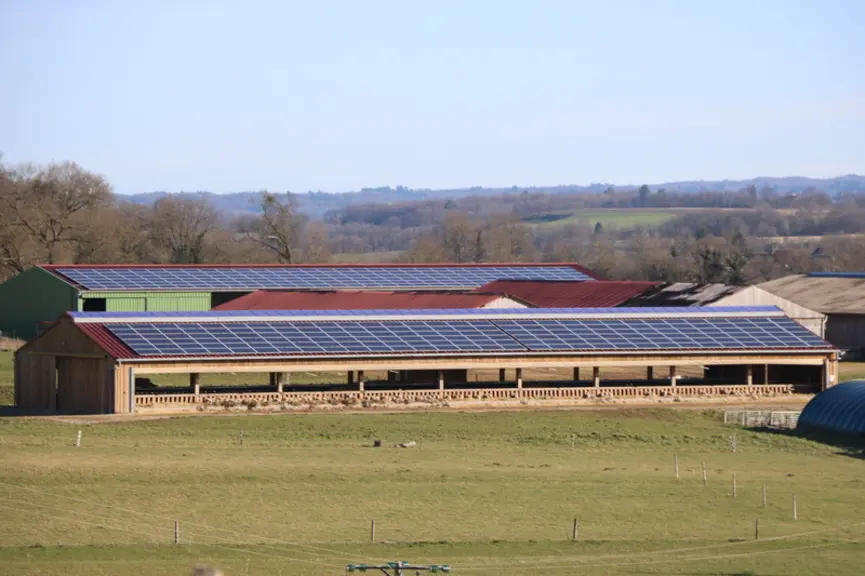 Un bâtiment doit avant tout être fonctionnel. Son implantation pourra être réfléchie pour optimiser le rendement photovoltaïque. © B. Morel