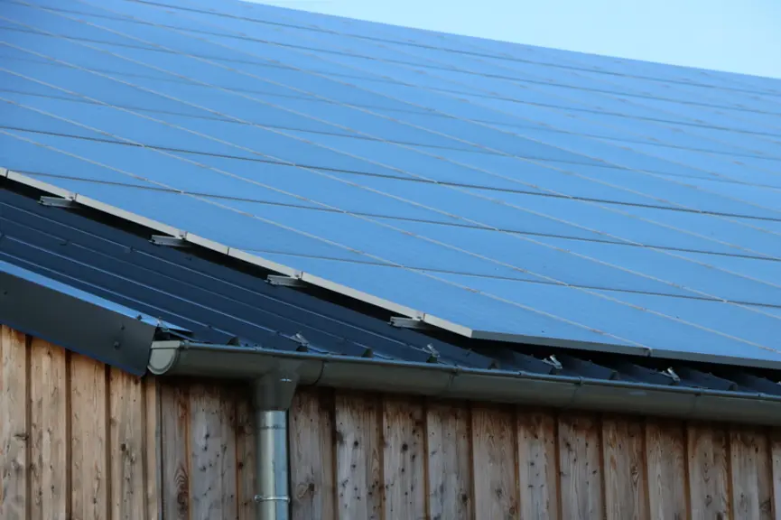 La production d'électricité par des panneaux solaires peut également fournir de l'air chaud utile pour le séchage en grange, grâce à l'espace entre la
