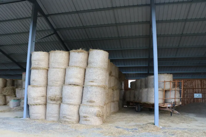 Si les panneaux solaires sont sur un bâtiment de stockage de fourrage, il faut veiller à ce que le foin ne soit pas coller à la charpente pour limiter