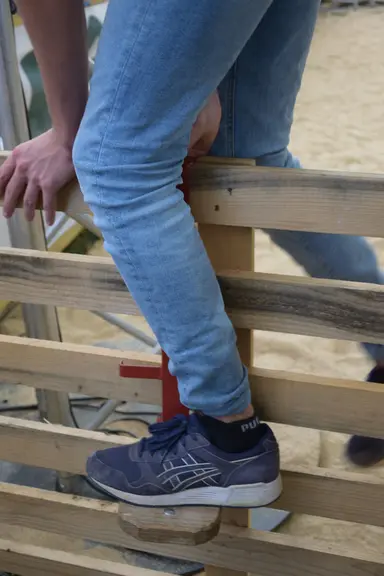 Grâce à l’assise du repose-pieds, il devient facile d’enjamber le cornadis. © D. Hardy