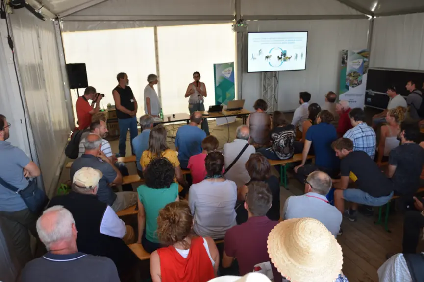 Souvent beaucoup de monde dans les mini-conférences de 20 minutes. © D. Hardy