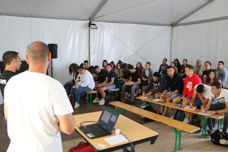 Les conférences, courtes et bien réglés, ont souvent drainé un public nombreux.  © B. Morel