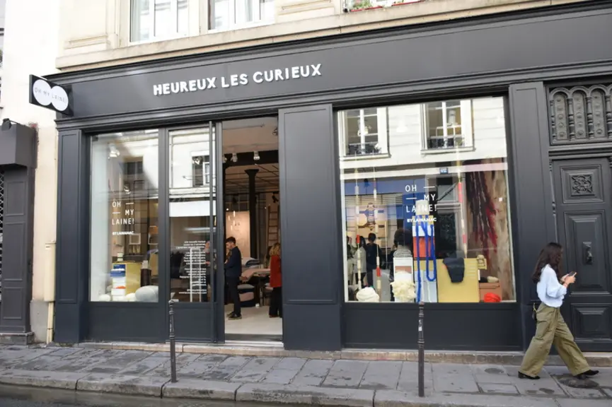 Revêtement mural, textile lumineux, tapisserie d’Aubusson, literie, plaids, coussins, vêtements homme et femme, la boutique a présenté une sélection d