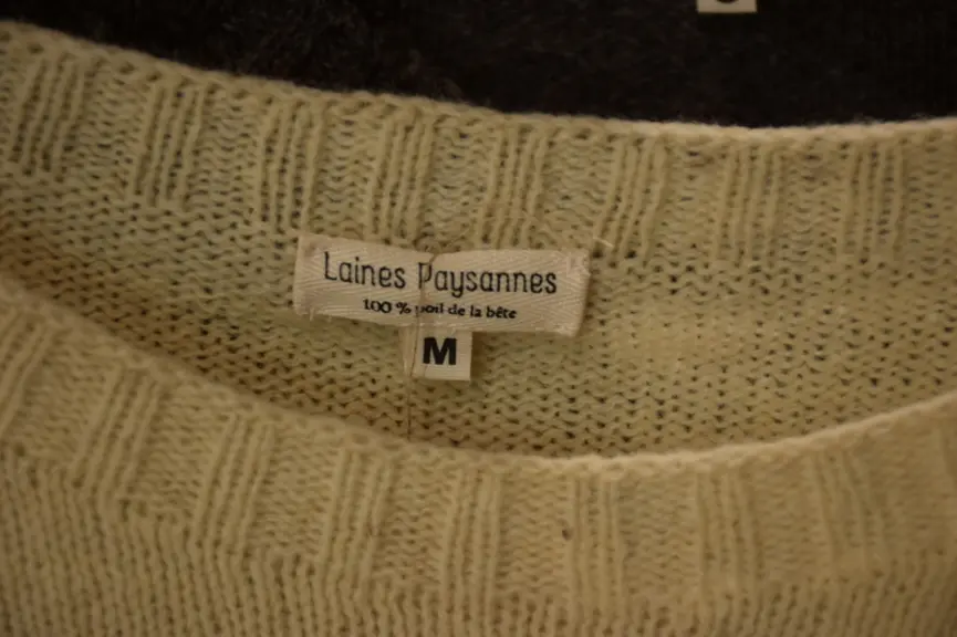 Laines paysannes collecte, trie et transforme la laine pyrénéenne en pulls, bonnets ou plaids en laissant leur couleur naturelle aux fibres. © D. Hard