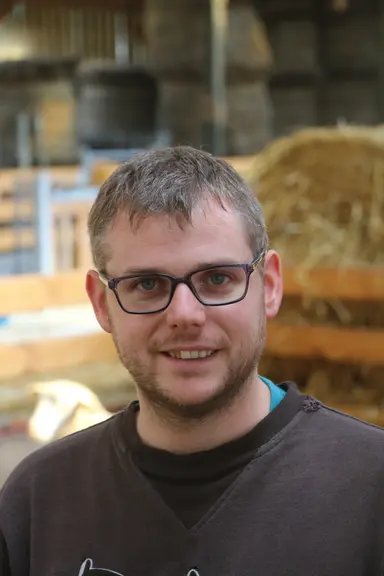Charles PILLET, enseignant en zootechnie au lycée agricole de Yvetot, dédie un tiers de son temps à l'atelier ovin. © B. Morel