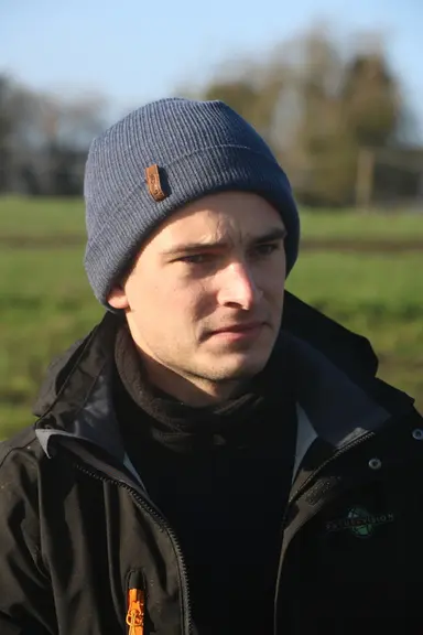Pierre Moran MOUCHARD, technicien ovin et clôture chez Pature Vision rappelle l'importance d'anticiper un chantier de clôture et de prévoir le temps n