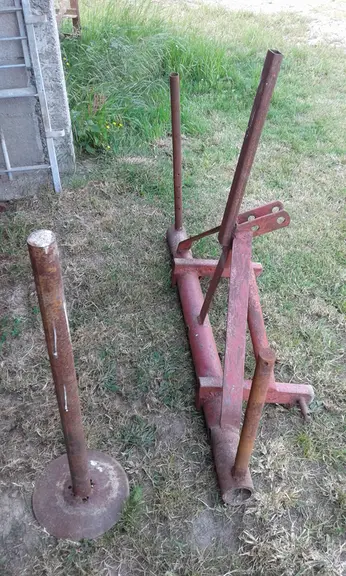 Le tube avec le disque vient s’enquiller dans le tube à droite ou à gauche. Il tourne avec l’avancée du tracteur et libère le grillage. © L. Fichet/CA