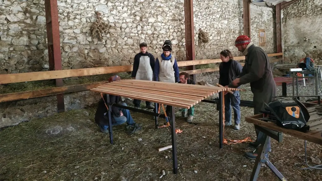 L'Atelier paysan a conçu la table suivant les indications de l'association Mérilainos, spécialisée dans la valorisation de la laine. © Atelier paysan