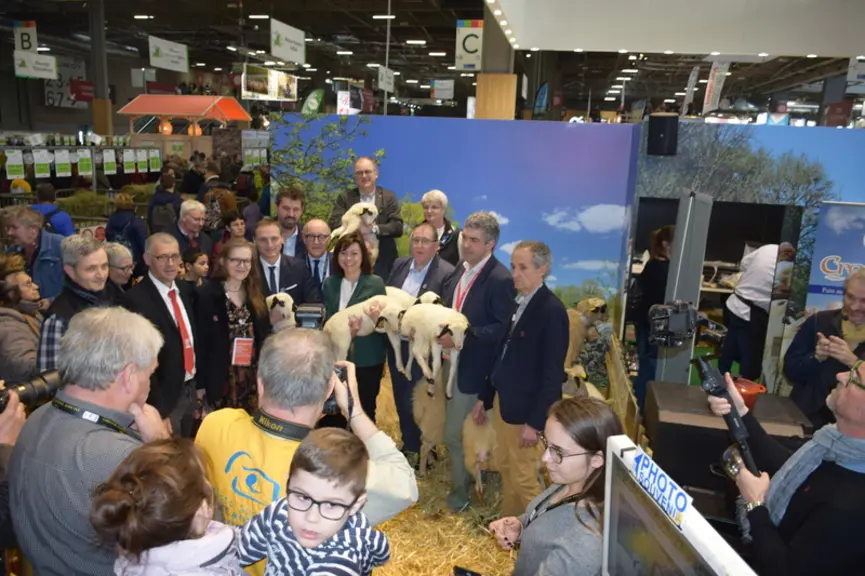Carole Delga, la présidente de la région Occitanie, s'est prise au jeu des photos sur le stand du Lot. © D. Hardy