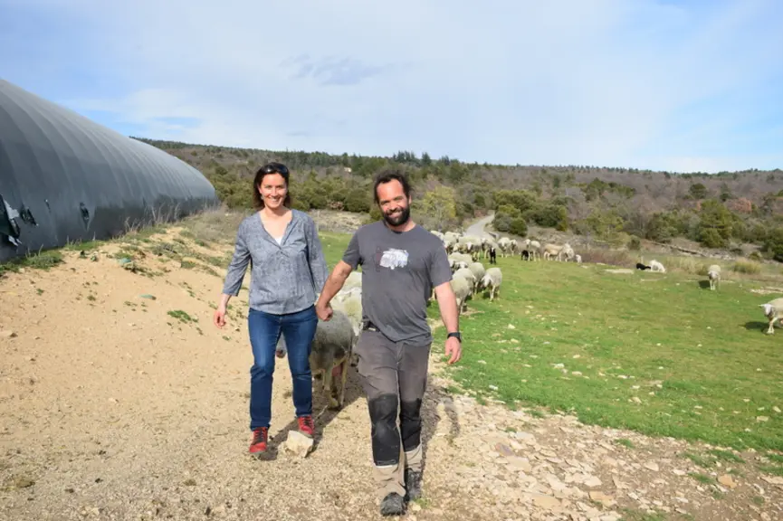 Florentin et Céline Schaal ne veulent pour l'instant rien changer à leur système qui leur permet de bien vivre avec un petit troupeau. © D. Hardy
