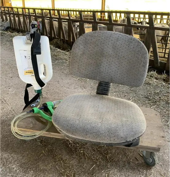 Le Skate‐Sheep, un siège de bureau monté sur une planche à roulettes, permet de travailler confortablement à hauteur des brebis. © Gaec Cance Bas