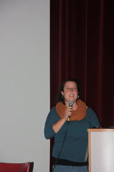 LOLA ROS, amabassadrice du mouvement Ganaderas en red, explique les difficultés que peut rencontrer une bergère en Espagne pour exercer. © B. Morel