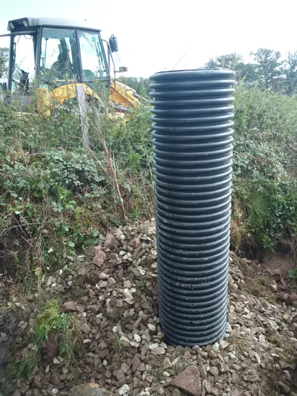 Un puits filtrant équipé d’une pompe solaire est une solution peu coûteuse et simple à mettre en place. © J.-E. Vernon