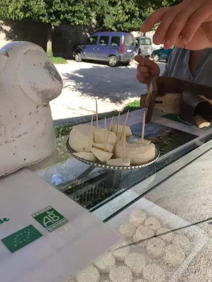 Valentin Martin fait déguster ses produits pour casser les préjuger sur le fromage de brebis. © A. Peucelle