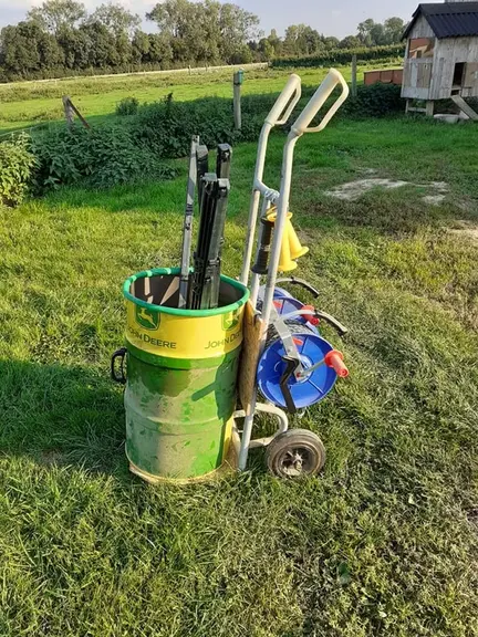 Il a fallu un après-midi pour imaginer et construire ce chariot porte-clôture. © E. Macé