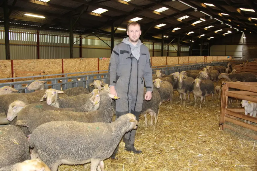 Aurélien Lebeau. « Comme nous sommes occupés l’été avec les cultures et les vaches, nous avons choisi de ne produire qu’en saison ». © V. Bargain