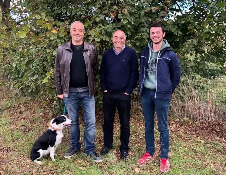 L’équipe de Naturama ayant contribué à l’application. De gauche à droite : Luna, le chien de troupeau, Christophe Darpheuil, directeur de Naturama, Th