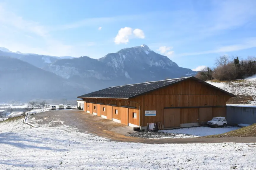 En zone de montagne, les ouvertures doivent être diminuées d’environ 30% pour éviter les pertes de chaleur en hiver. © D. Hardy