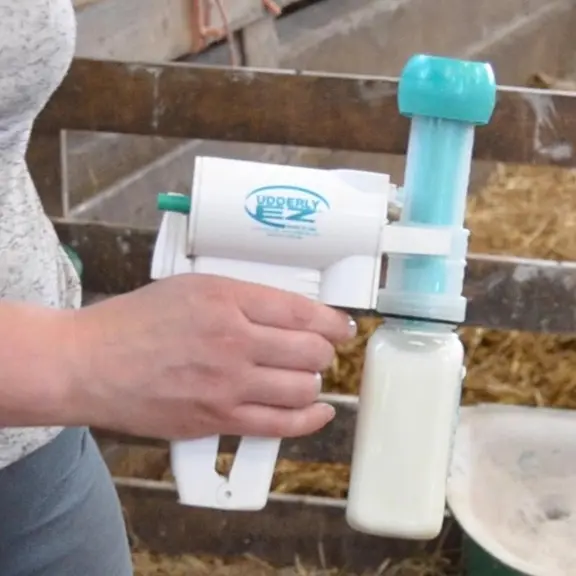 Le tire lait Udderly EZ se nettoie  juste après utilisation par trempage, pompage et rinçage. © Sagpa