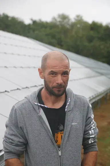 Emmanuel Mortelmans, 42 ans, aurait dû décapitaliser son cheptel s'il n'avait pas trouvé ces nouvelles surfaces de pâturage. © B. Morel
