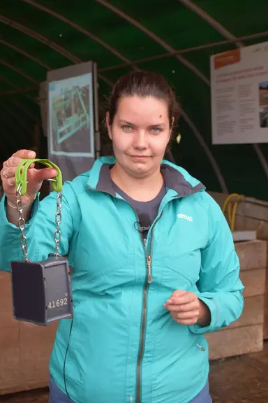Laurence Depuille montre le collier NoFence qui permet de gérer son pâturage sans clôture physique.