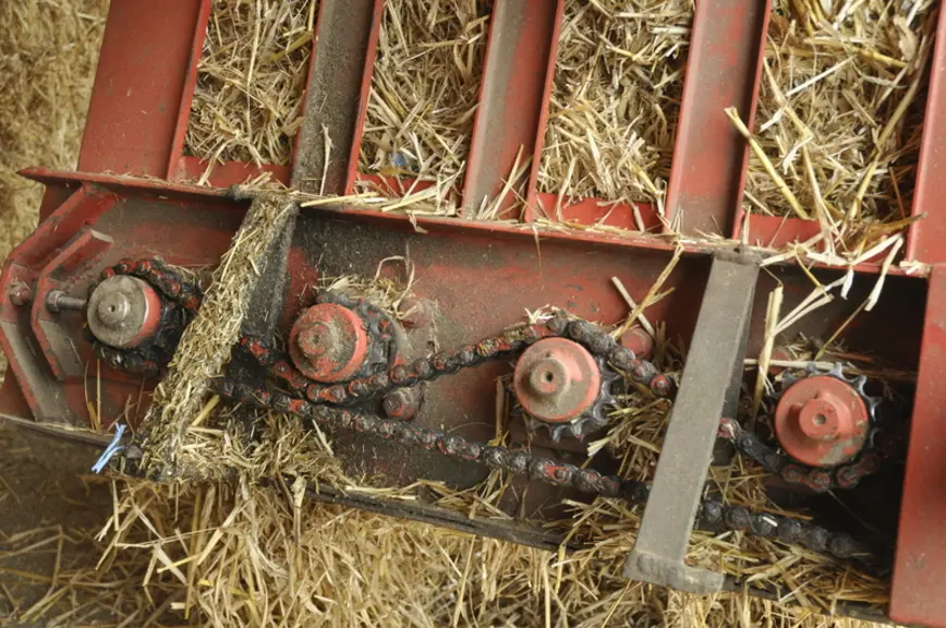 Les démêleurs sont entrainés par un moteur hydraulique à double effet et une chaîne montée de sorte qu’ils tournent en sens inverse deux par deux pour