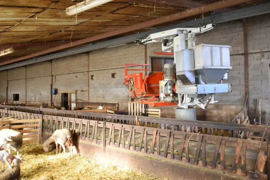 Le mât à hauteur variable porte la dérouleuse-pailleuse suspendue et le dispositif de distribution des concentrés. © F. Roussel, Le Paysan Tarnais