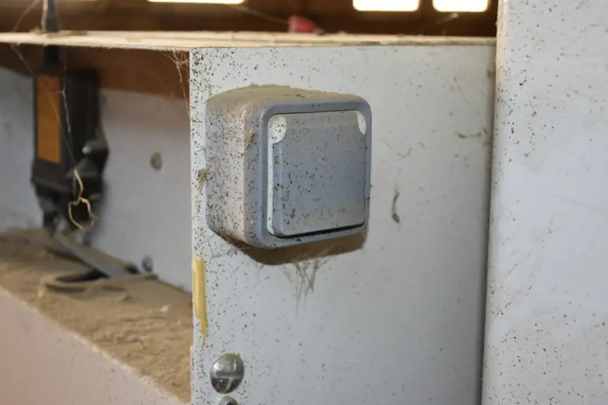 Les éleveurs ont demandé une prise 220 V. Elle sert pour brancher des outils tels que les tondeuses ou la trayeuse portative. Il n’y a plus besoin de