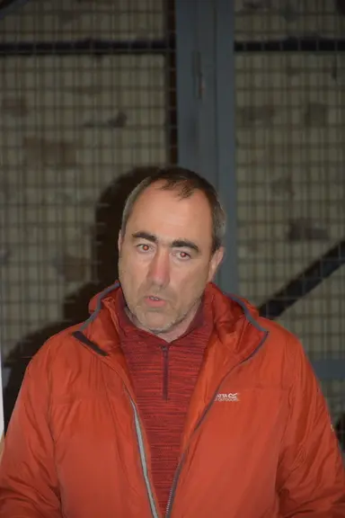 Marc Bassery, en charge de la pommeraie du lycée agricole de Saint-Yrieix la Perche en Haute-Vienne. « Les brebis désherbent mieux au pied des arbres que les machines. Aucun outil ne peut aussi bien le faire ! » © D. Hardy