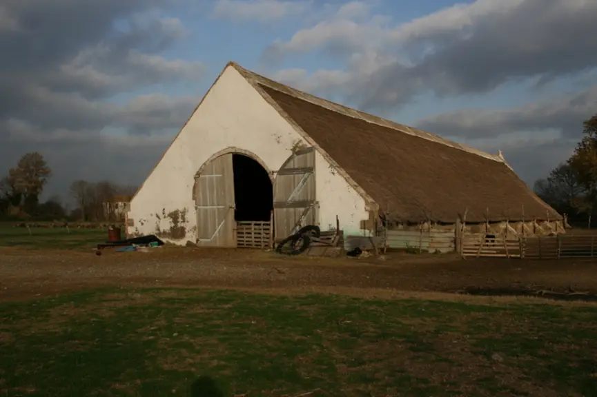 L’une des dernières bergeries avec une couverture de roseau de Camargue devrait être rénovée cet été puis occupé par un éleveur et son troupeau. Ici e