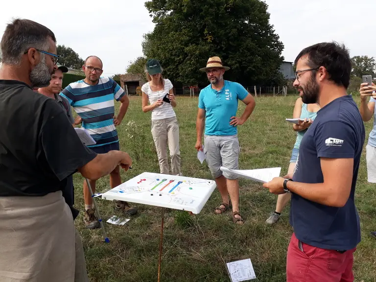 Le jeu Perpet se joue sur le terrain, dans une prairie à faire perdurer. © Civam53