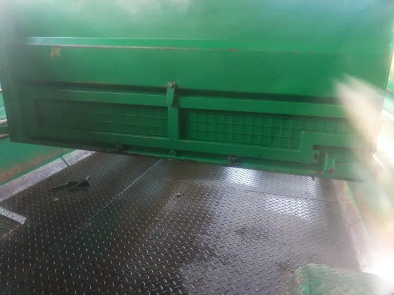 La grille relevable empêche les petits agneaux de passer sous la cloison. © R. Durneleau
