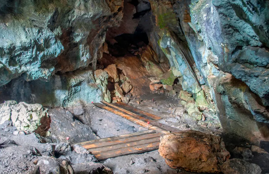 La petite grotte d’Els Trocs n’a pas fini de livrer ses secrets. Les investigations se poursuivent. © C. Tejedor-Rodríguez