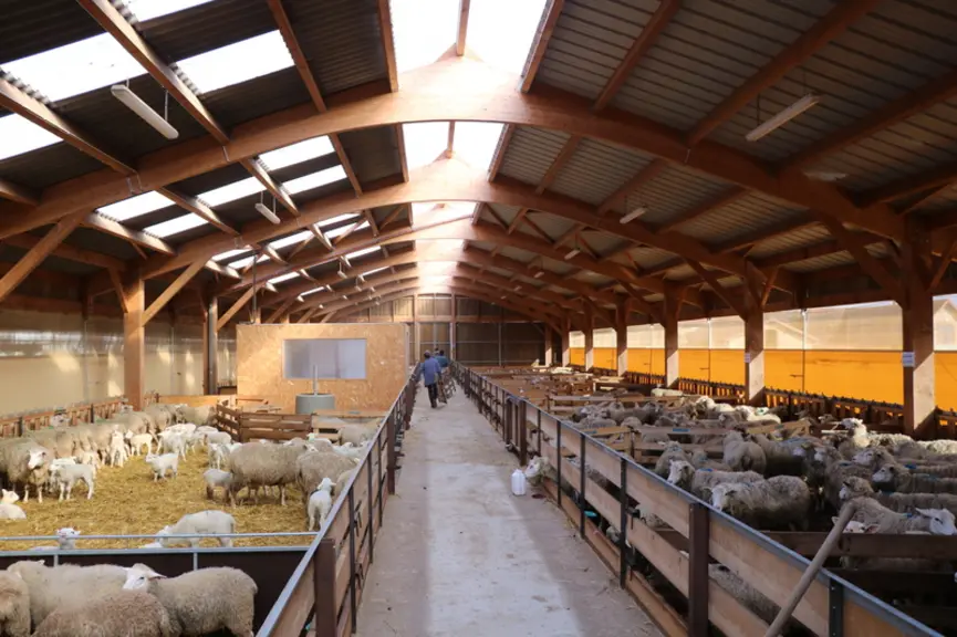 Lors de canicules, on ouvrira les portes en grand lors des moments les plus frais pour les refermer ensuite et limiter le rayonnement direct du soleil