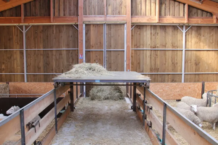 Pour simplifier le paillage avec des couloirs étroits, il est possible d’installer un plateau qui circule sur le couloir.