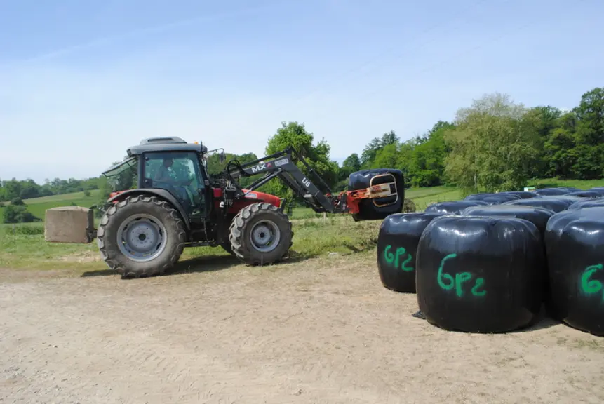 L'enrubannage permet de faire son stock de fourrage dès le printemps.