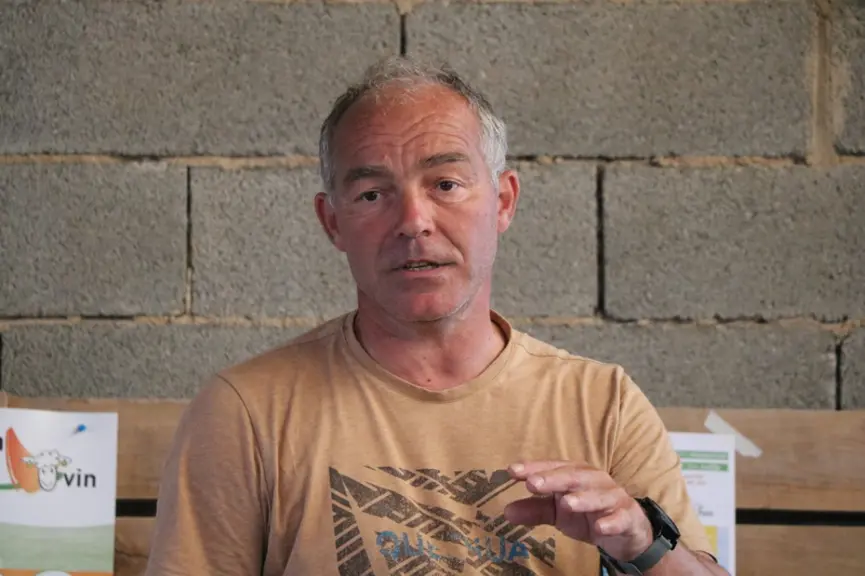 Eric Belleau, vétérinaire au GDS du Vaucluse : "le massage cardiaque d'un agneau se fait en le mettant sur le ventre et en pressant doucement des deux