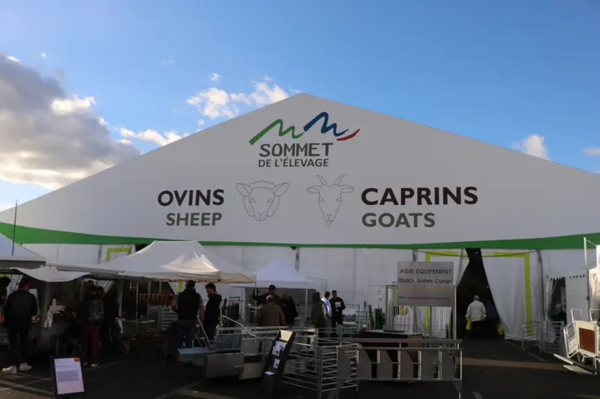 Le pôle ovin et caprin accueillait les organismes de sélection des races ovines, le stand Inn'ovin, la MSA avec les chiens de troupeau, et de nombreux