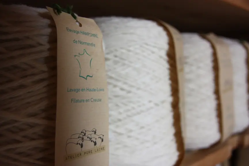 La laine d'Atelier Pure Laine est française du dos des moutons à la transformation en Creuse, sans autre traitement que l'eau et le bicarbonate.