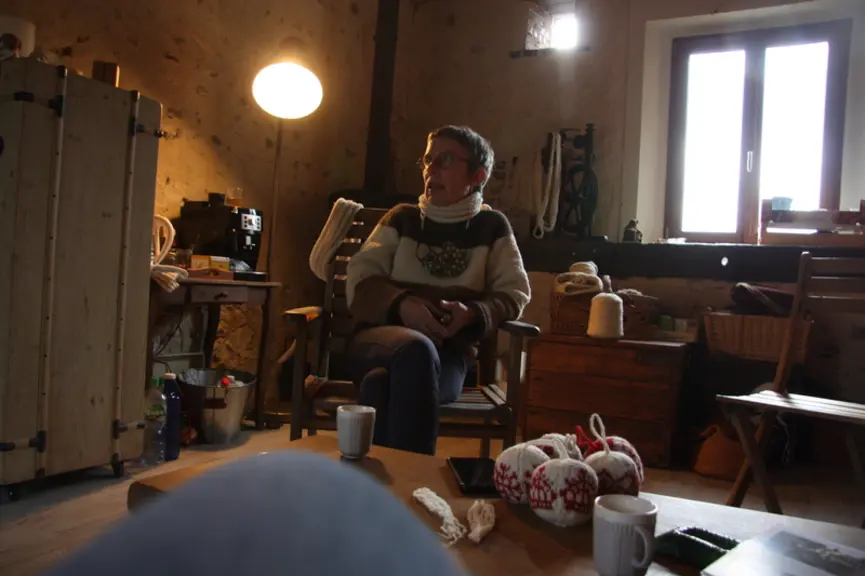 Discuter laine et artisanat local, volontiers, autour d'une boisson chaude servie par Frédérique.