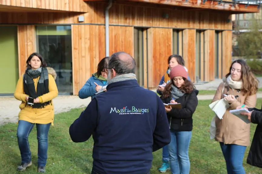 Les agents du PNR du massif des Bauges ont mis en place un comité "veille loup" pour faciliter le dialogue entre éleveurs et acteurs du parc.