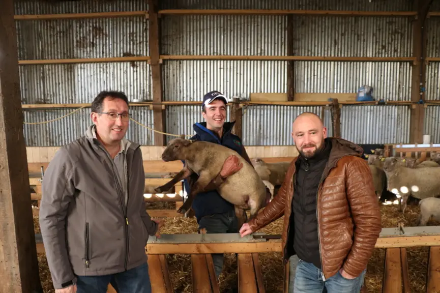 Antoine Proust, président de la section ovine de la Caveb, Gaël Bouvier, jeune installé et Rodolphe Lepoureau, PDG de l'abattoir Sovileg (de g.à dr.).