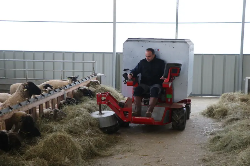 L'automatisation de la distribution de l'aliment et du fourrage permet un gain de temps du simple au double et limite les efforts physiques des deux é