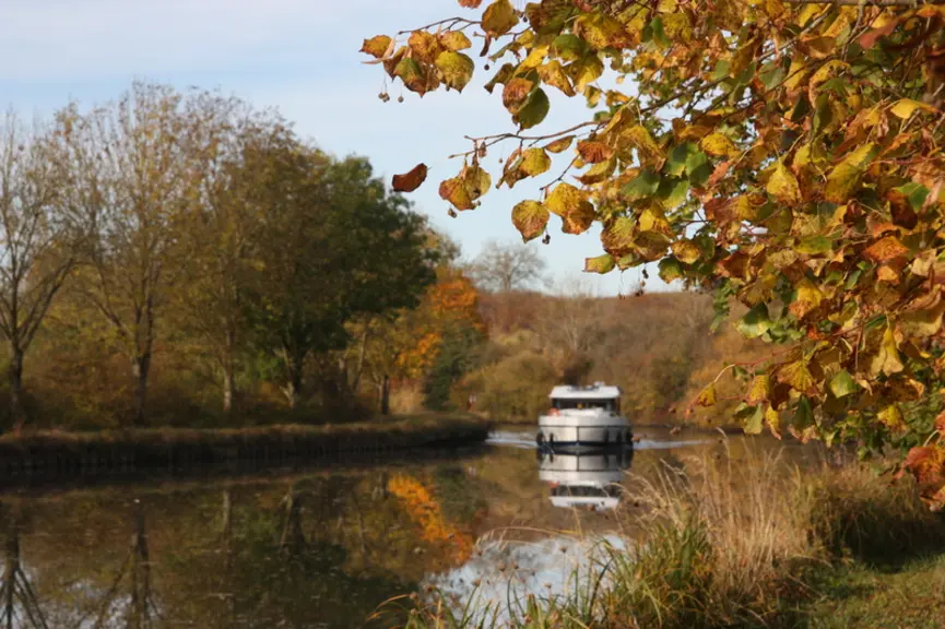 Le canal, qui passe à proximité de la ferme, apporte son lot de clients pour la vente directe.