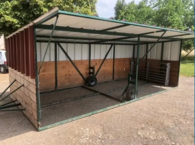 L'abri est transportable et contient un rangement pour les claies.