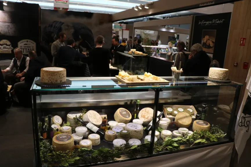Les vitrines vantent des fromages de toutes origines et de qualité supérieure, parfois innovants, souvent traditionnels, mais toujours délicieux.