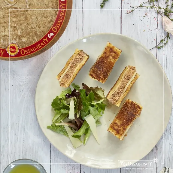Comme un croque à l’Ossau-Iraty AOP et agneau confit